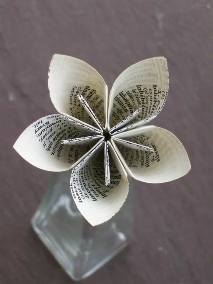 Zimmer Deko DIY Idee für eine Papierblume aus Zeitungspapier
