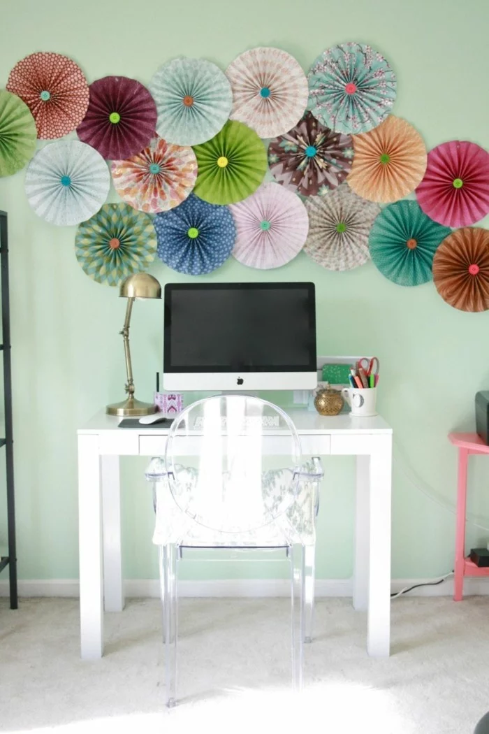 Home Office mit Wanddeko aus gefalteten Papierblumen