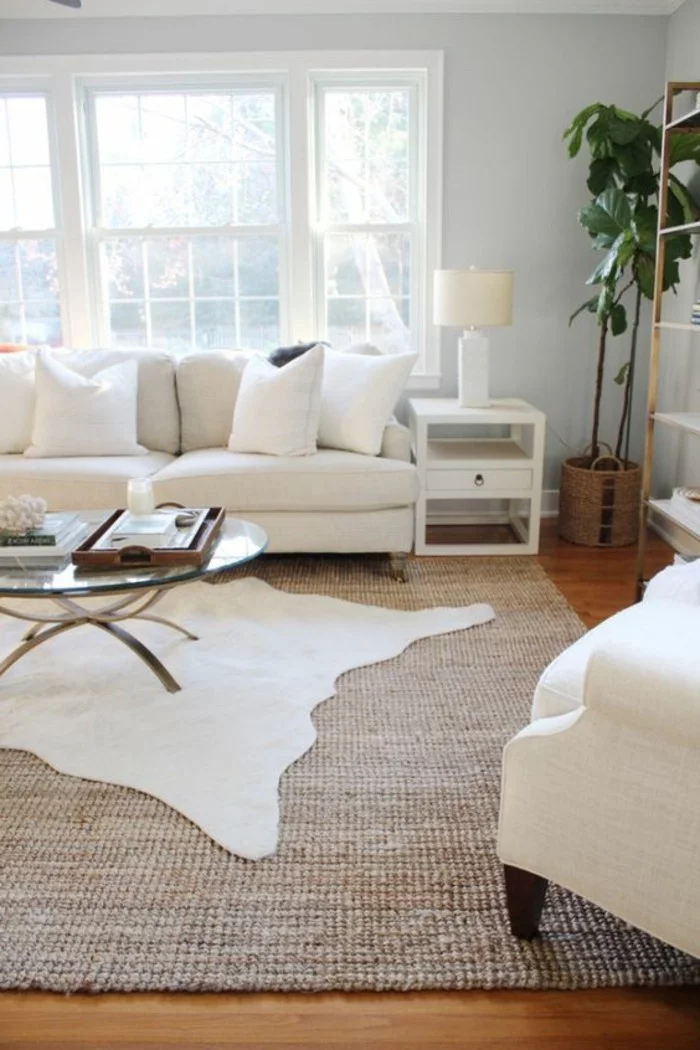 einrichtungsideen fürs wohnzimmer fellteppich über den teppichboden verlegen weiße möbel