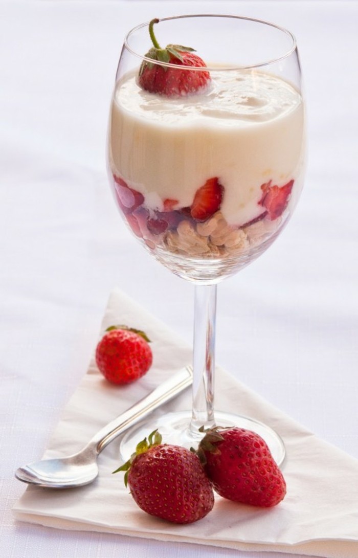 erdbeeren naehrwerte dessert im glass