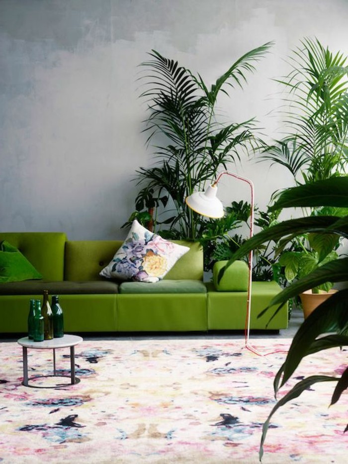 farbkombinationen im wohnzimmer grünes sofa und viele pflanzen