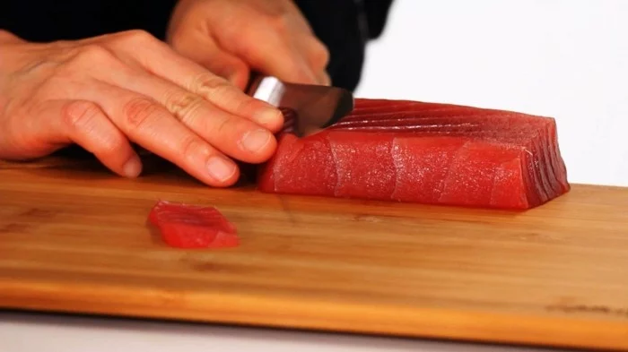 fisch schneiden und sushi zubereiten
