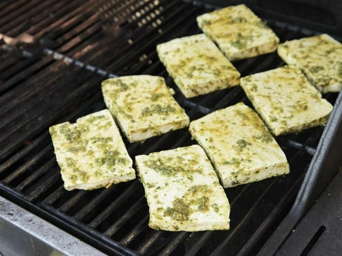 gegrilltes tofu fuer einen einzigartigen geschmack