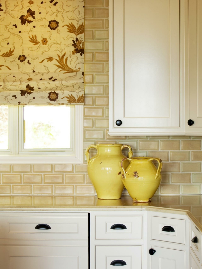 farbkombinationen hochwertige inneneinrichtung küche einrichten ideen gelbe dekovasen raffrollo