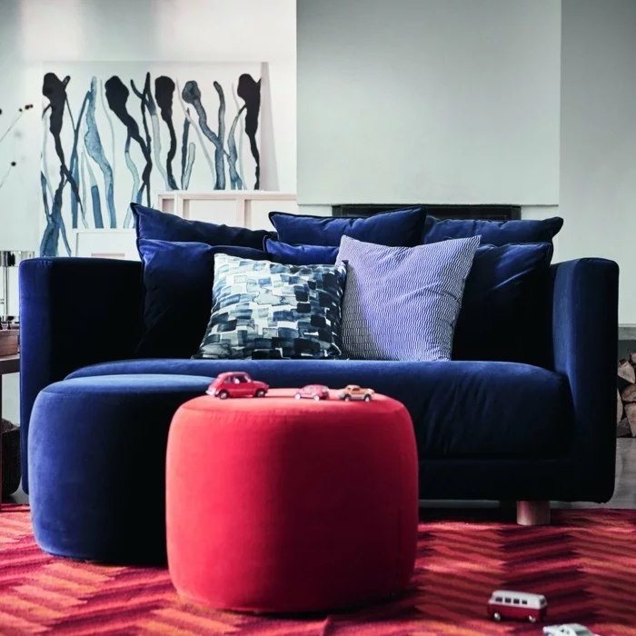 kobaltblaues sofa roter hocker samt wohnzimmer ideen ikea