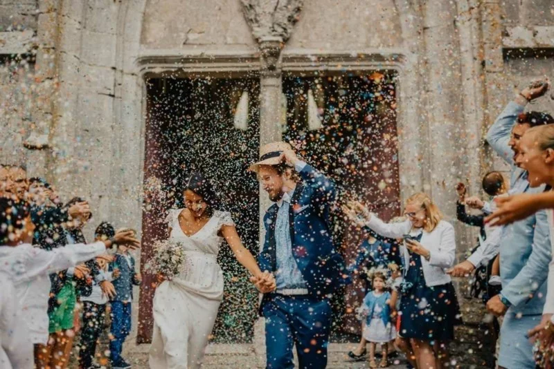 konfetti hochzeitfoto brautpaar vor der kirche