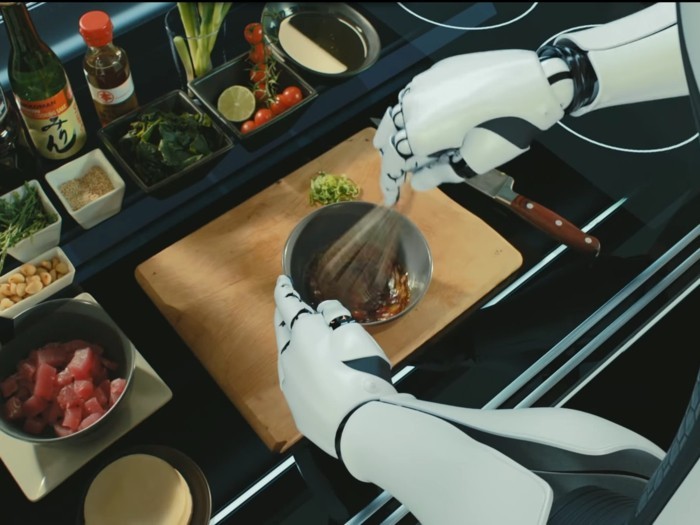 kuechengeraet robot bereitet das essen selber zu