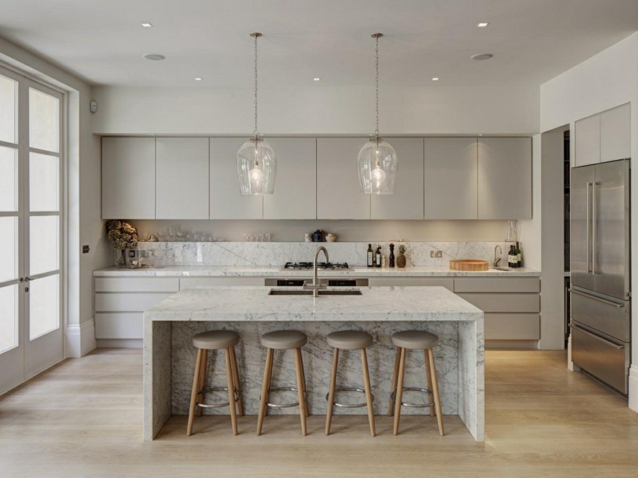 kücheneinrichtung in neutralen farben mit marmor küchenschränke kücheninsel