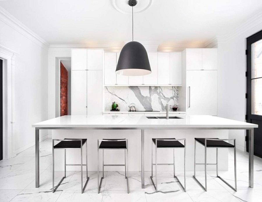 küchenrückwand aus marmor weisse kücheninsel barhocker grosse pendelleuchte