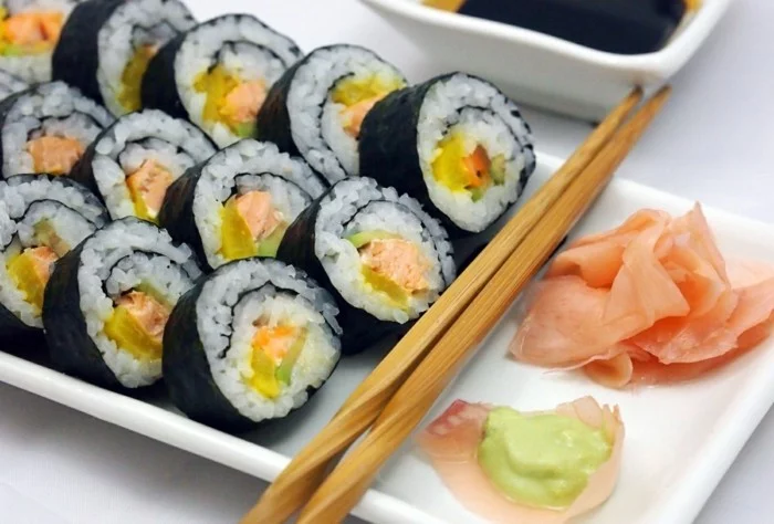 maki-sushi-servieren-und-konsumieren