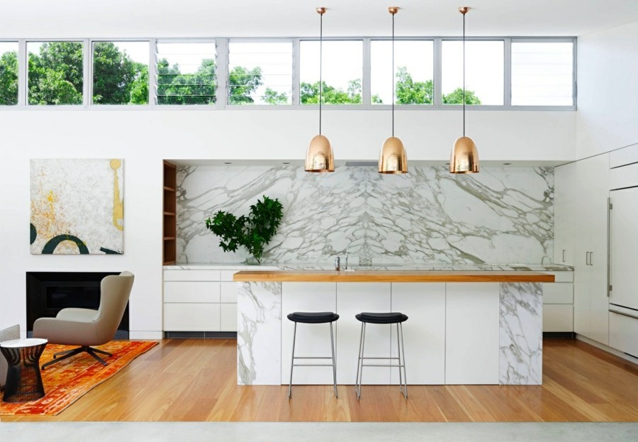 marmor kücheneinrichtung arbeitsfläche und küchenrückwand hängeleuchten aus messing
