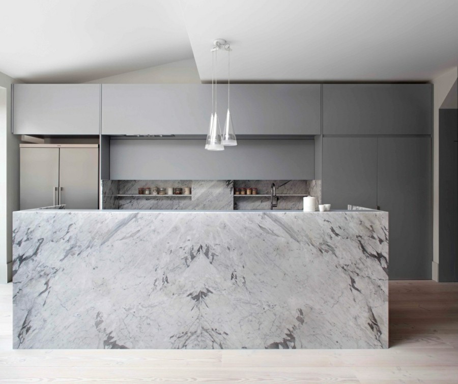 marmor kücheninsel mit grober maserung graue küchenschränke moderne pendelleuchten