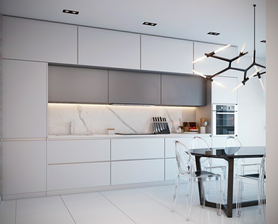 marmor küchenrückwand weisse kücheneinrichtung esstisch aus holz und durchsichtige plastikstühle