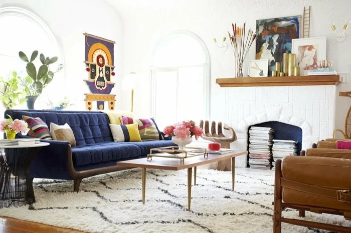 mid century stil wohnzimmer couchtisch ledersessel blaues sofa hochflorteppich