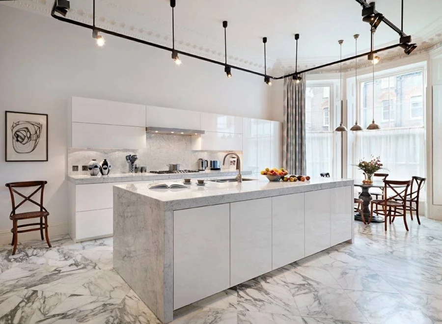 moderne küche einrichten mit marmor kücheninsel und küchenrückwand