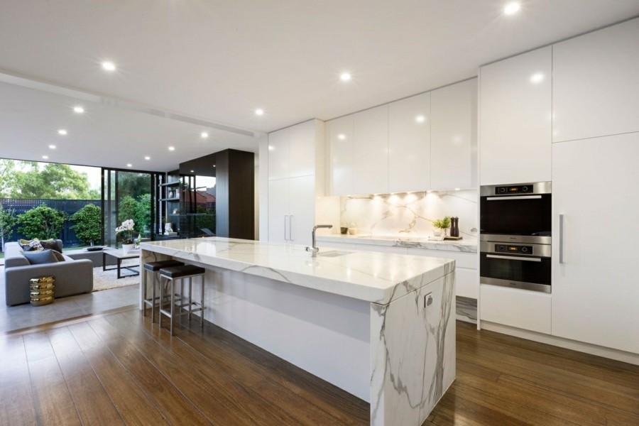 moderne küchengestaltung mit marmor kücheninsel und weisse küchenschränke