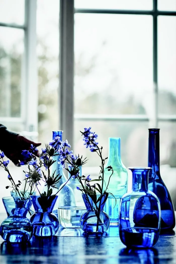mundgeblasenes glas blaues geschirr vasen flaschen ikea stockholm kollektion 2017