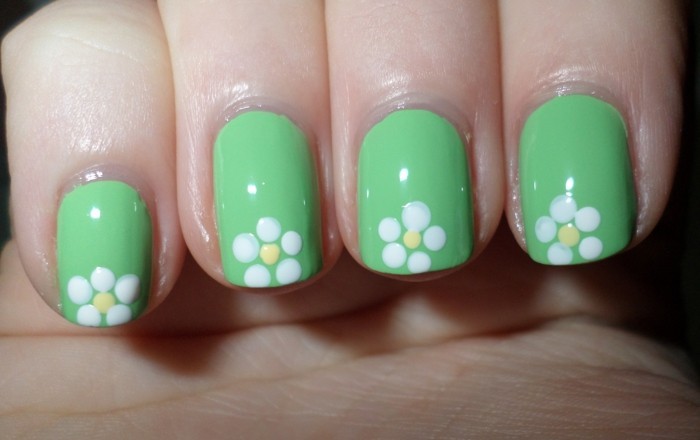 nageldesign frühling grüner nagellack mit weißen blüten
