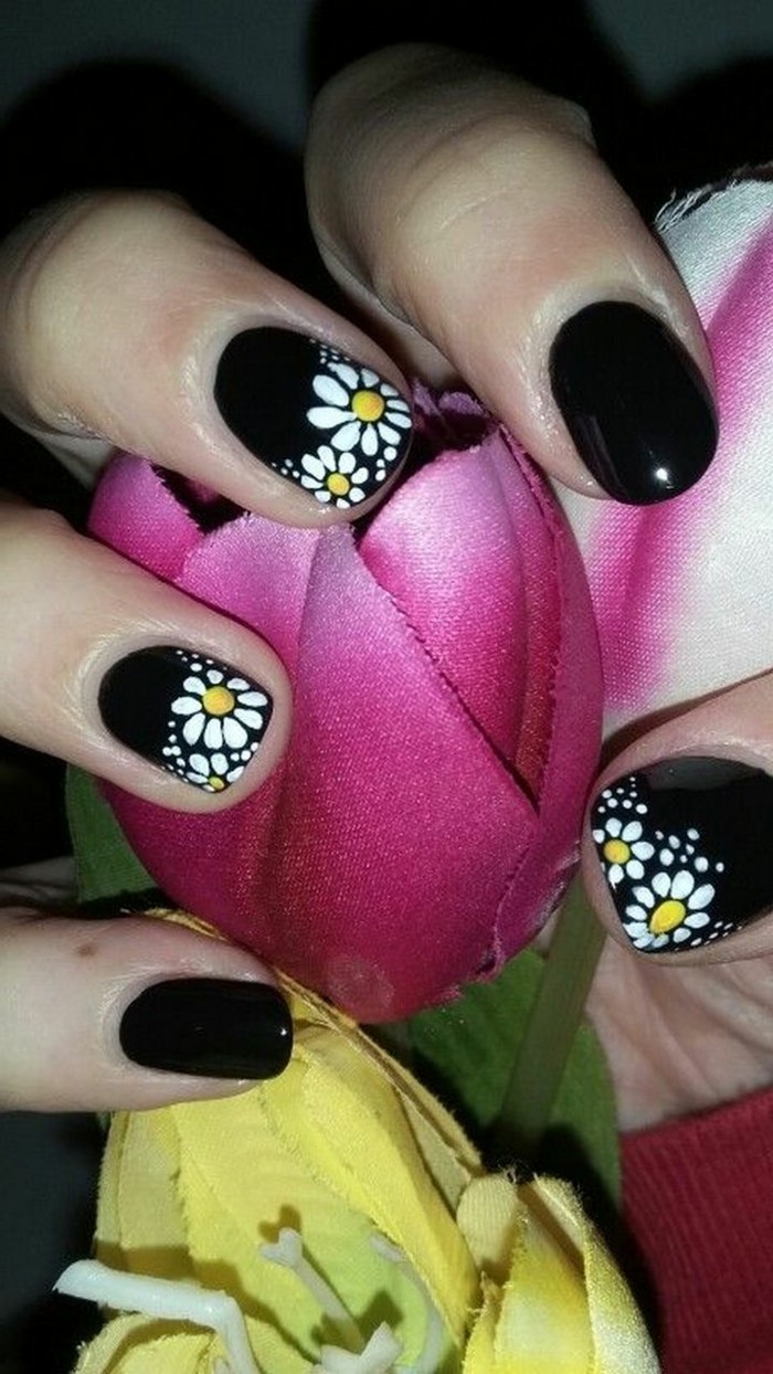 nageldesign frühling schwarzer nagellack mit weißen blüten