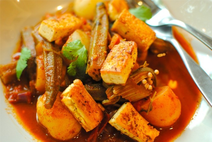 nordafrikanisches essen mit tofu und- Gemüseeibisch