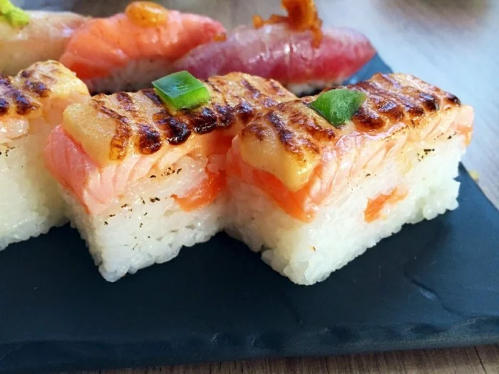 oshi sushiarten reis und roher fisch