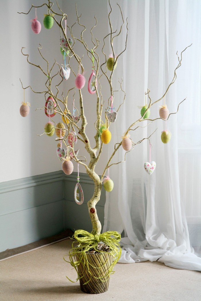 Die Tradition besagt, dass der Eierbaum zu Ostern bunt