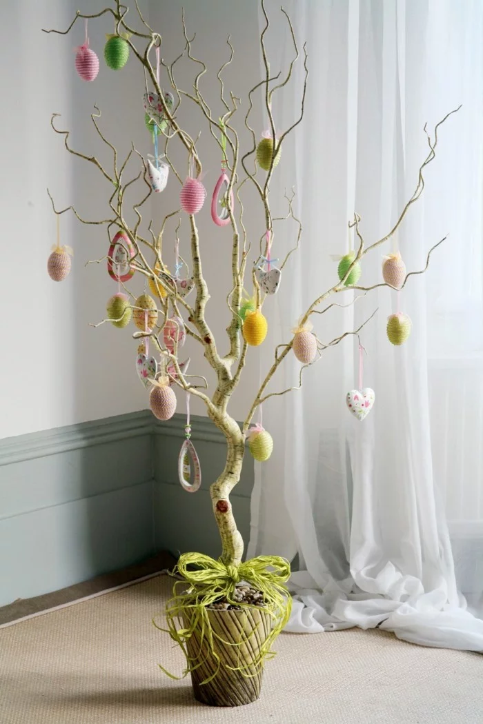 ostereierbaum mit dekoration aus stoff eierbaum
