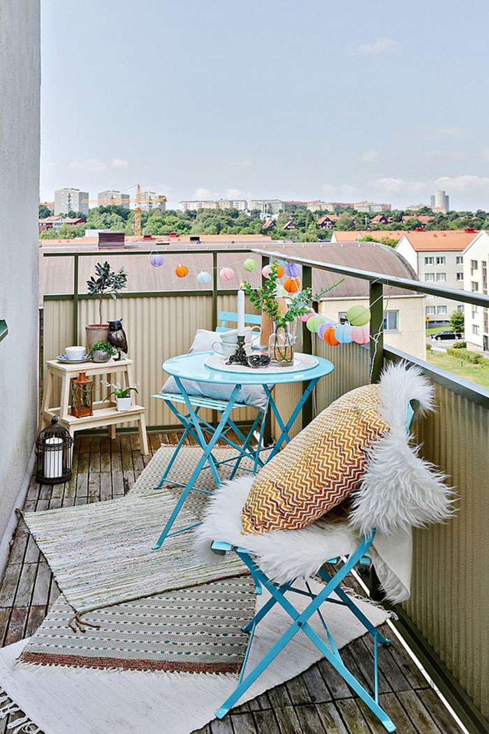 platzsparende moebel kleinen balkon gestalten farbenfroh lila blau