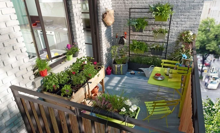 platzsparende moebel kleinen balkon gestalten-ganzer balkon greenery trendfarbe
