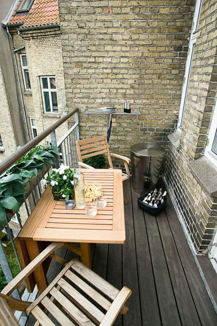 platzsparende moebel kleinen balkon gestalten gelber tisch holz