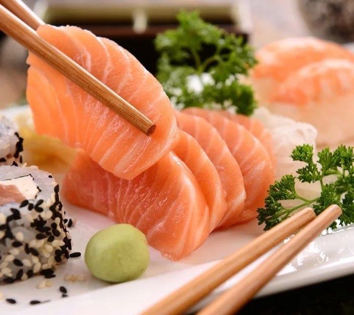 sashimi sushi mit staebchen essen