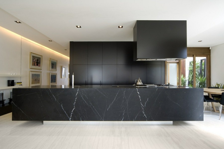 schwarze kücheninsel aus marmor mit weisser maserung