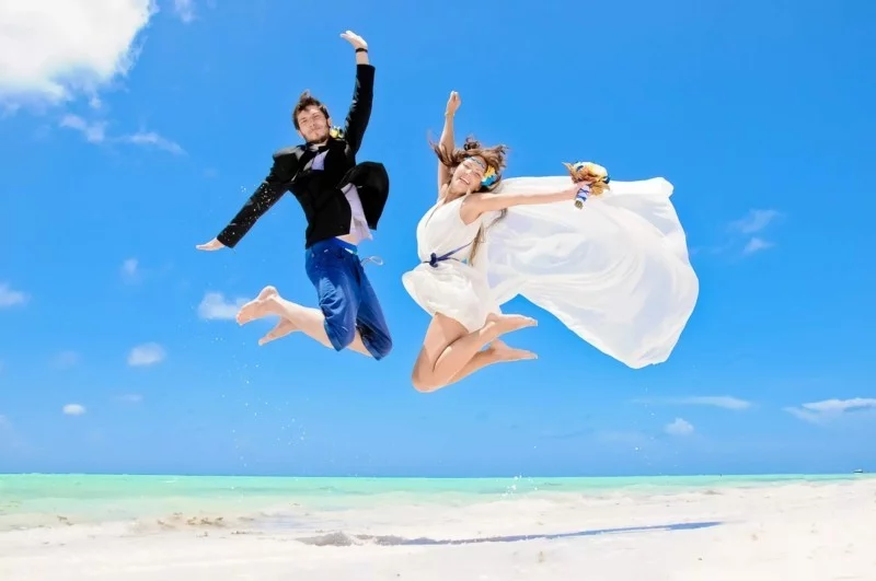 strandhochzeit brautpaar spring am strand sommer hochzeti hochzeitfoto idee