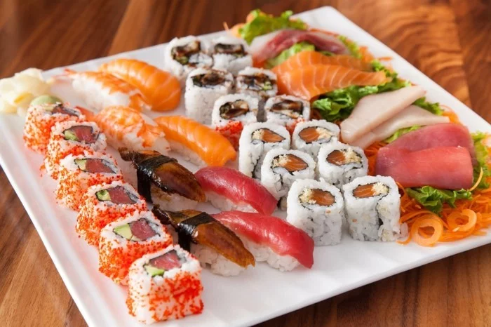 suschi platte unterschiedliche arten auf teller