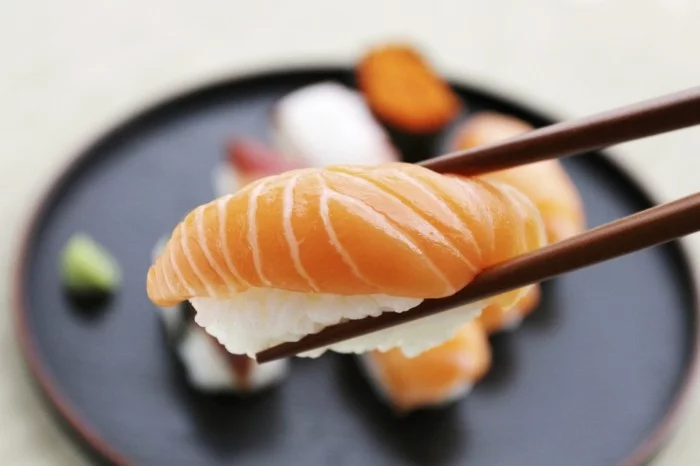 sushi mit staebchen essen
