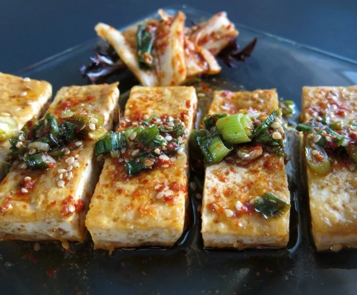 tofu auf koreanian art mit sesame knoblauch zwiebel und chilli