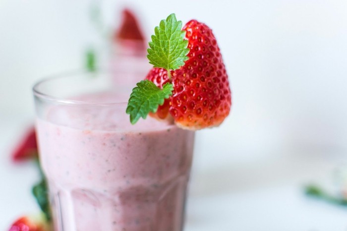 vegan abnehmen frühtück gesund smoothies erdbeeren mandelmilch minze