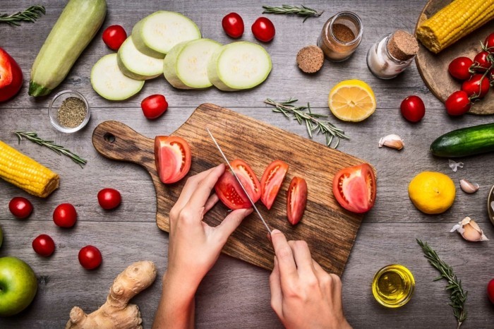 vegan abnehmen gesund essen tomaten ingwer rosmarin mais zucchini zitrone olivenöl