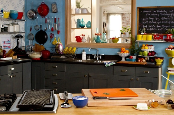 farbkombinationen wohnideen küche hellblaue wand schwarze küchenschränke otrange akzente