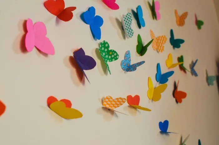 DIY Wanddeko mit bunten Schmetterlingen aus Papier