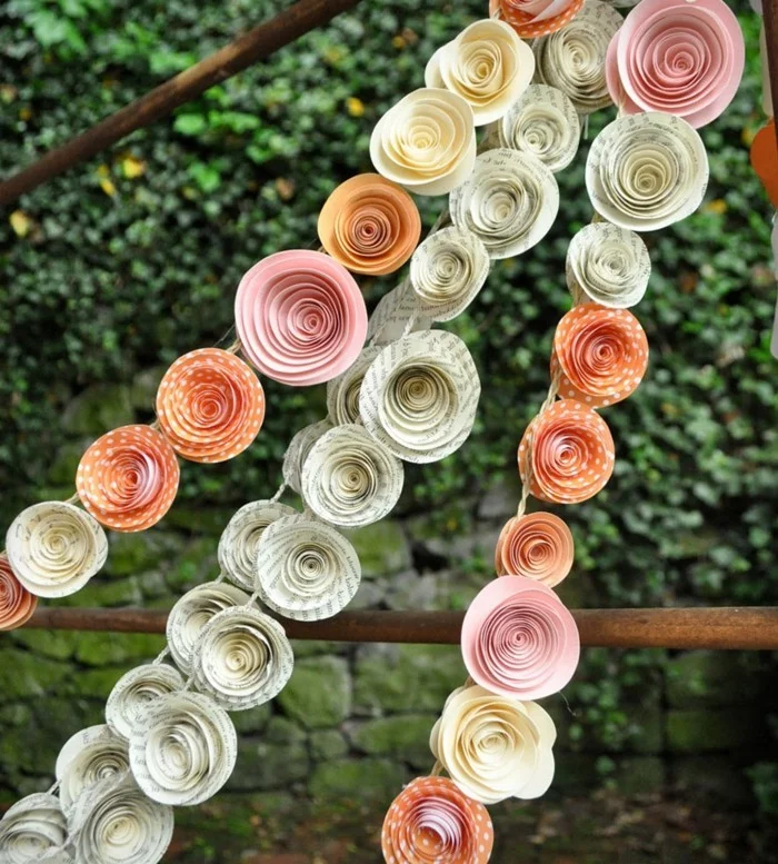 Zimmer Deko DIY Idee für stilvolle Rosengirlande aus farbigem oder Zeitungspapier