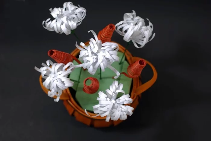 Zimmer Deko DIY Idee mit Chrysanthemen aus weißen Papierstreifen