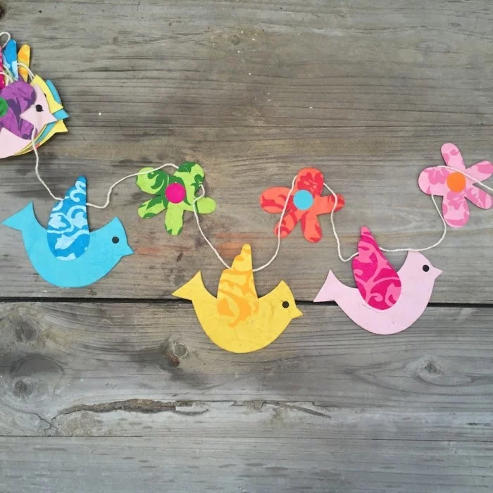 DIY bunte Girlande aus Papiervögeln und Papierblüten