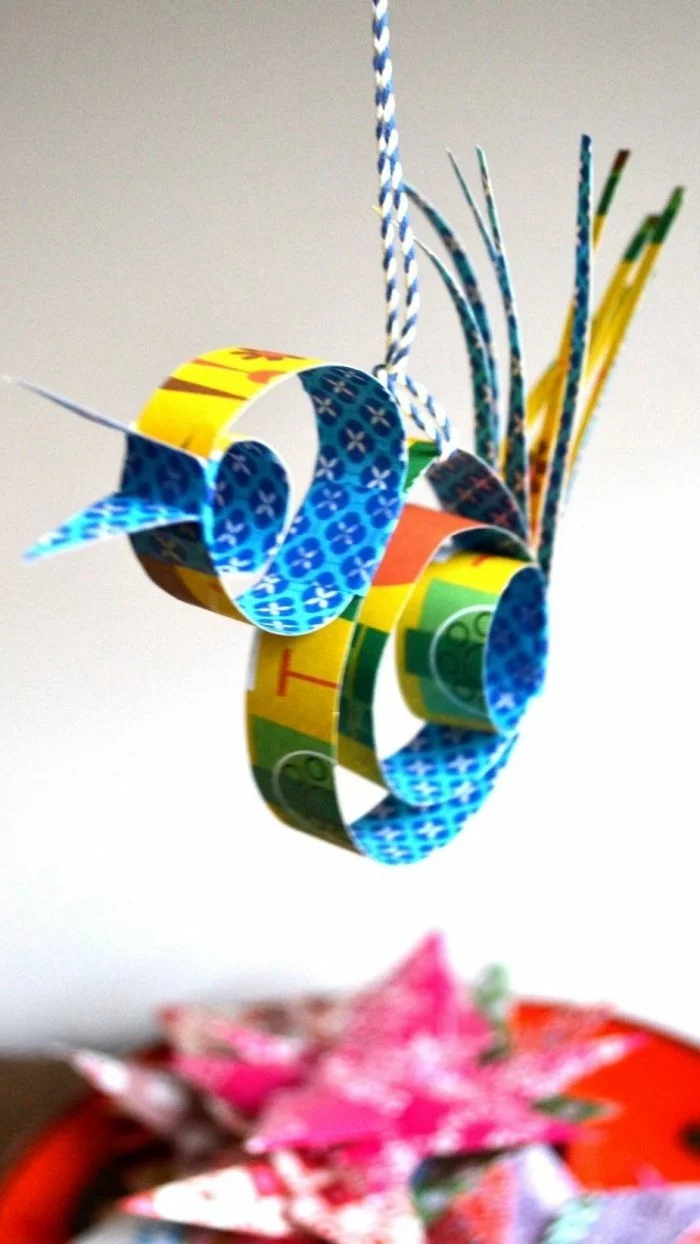 Zimmer Deko DIY Idee für hängenden Vogel aus buntem Papier