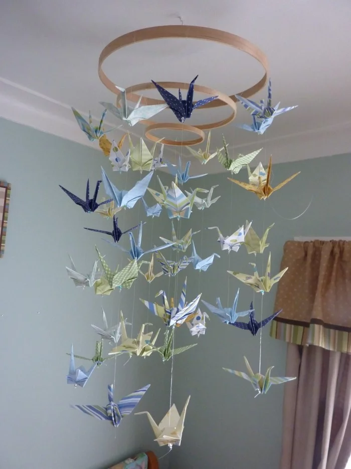 Zimmer Deko DIY Idee für Mobile aus zahlreichen Papiervögeln 