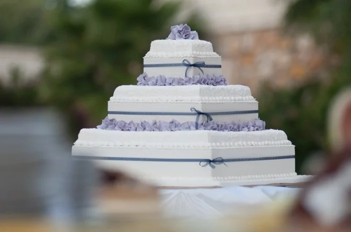 cake quadratisch hochzeitskuchen weiss lila
