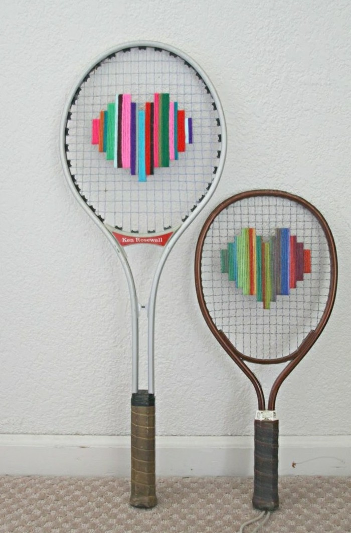 diy deko aus alten tennisschlägern farbige herzen nähen