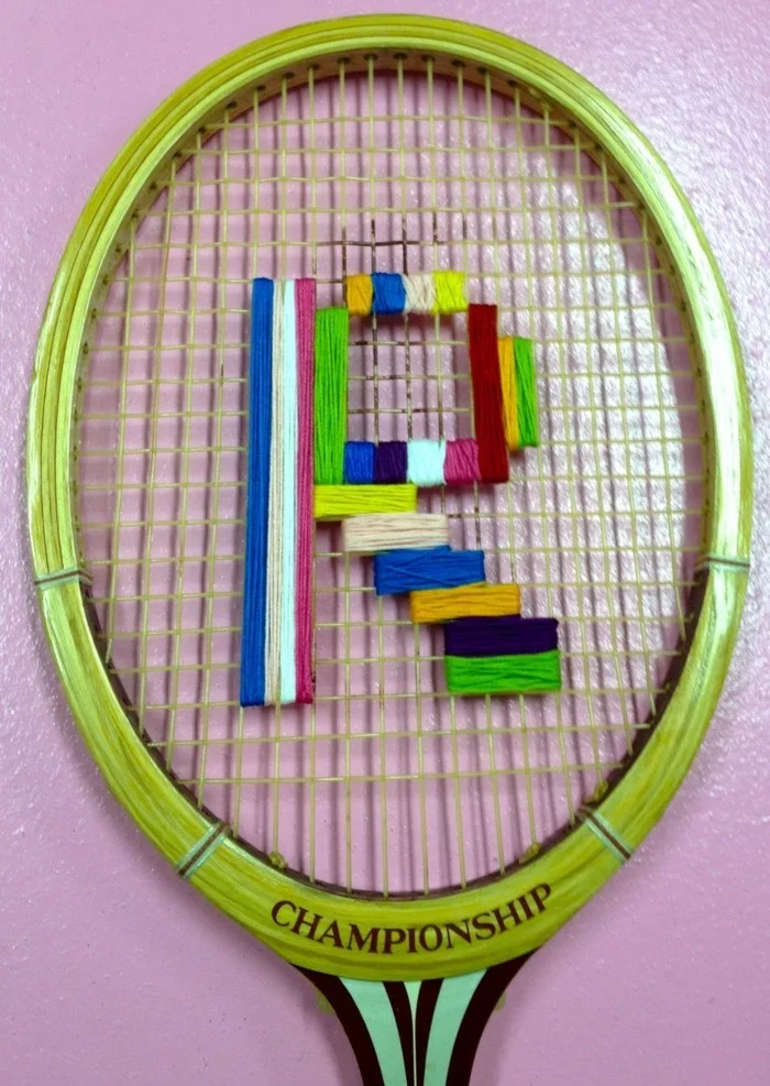 diy deko aus tennisschlägern farbigen faden benutzen