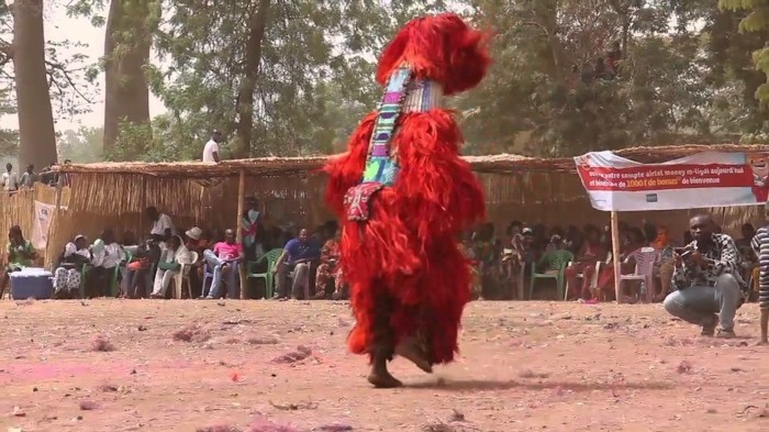 einzelner tänzer mit kostüm burkina faso