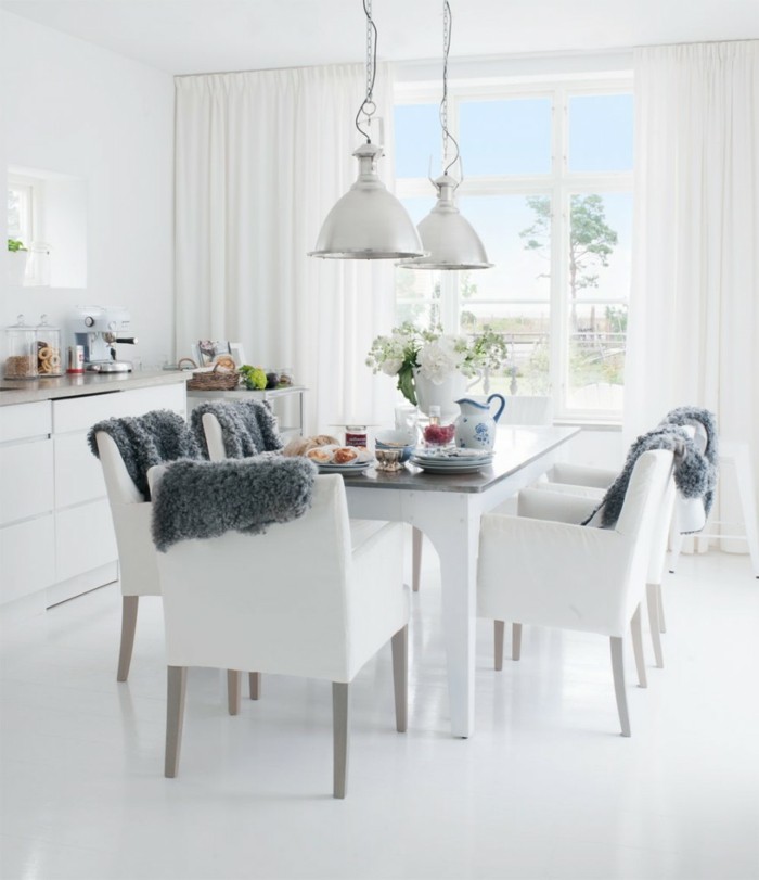 esszimmer modern skandinavischer stil mit weißen stühlen und schöner deko